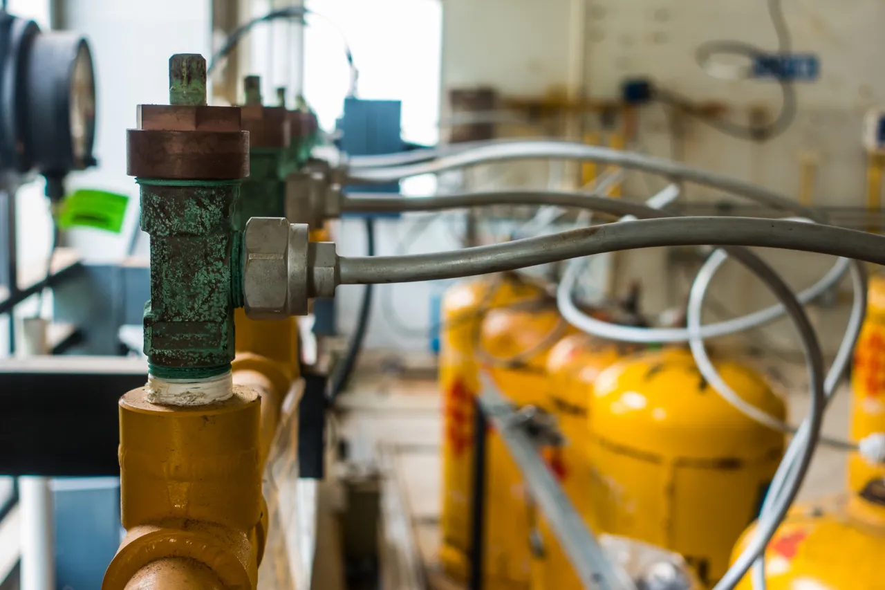 Valvola industriale con tubi collegati in impianto tecnico