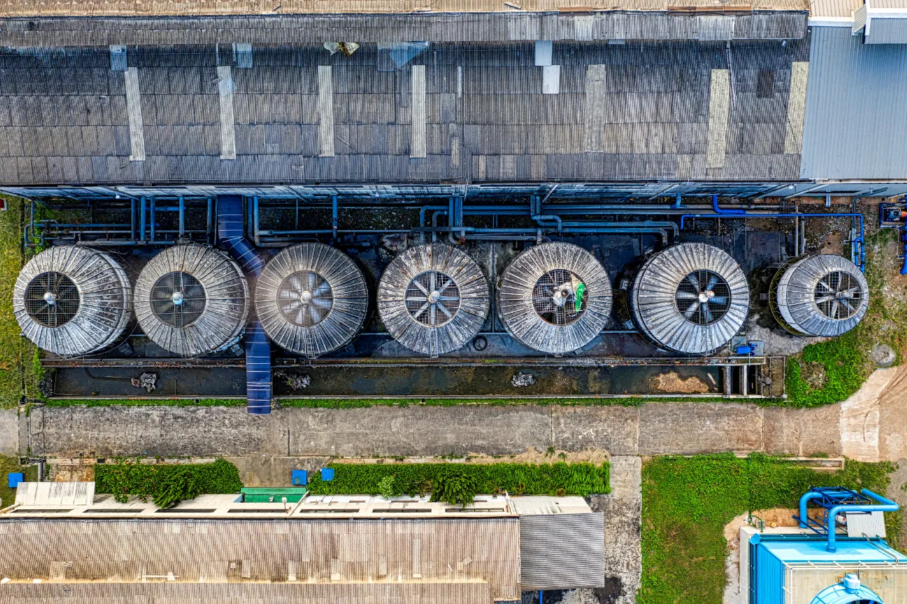 Vista aerea di ventole industriali su impianto