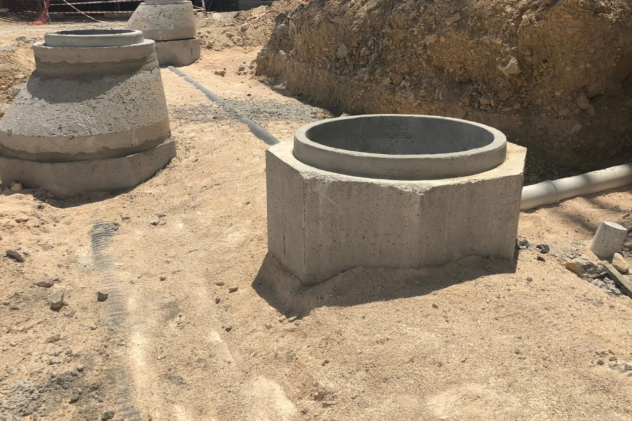 Pozzetti prefabbricati in cemento in un cantiere