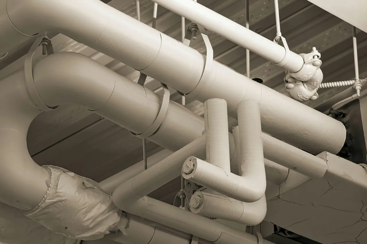 Rete di tubazioni industriali isolate viste dal basso