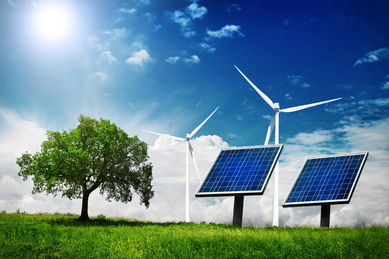 Pannelli solari e turbine eoliche in un prato