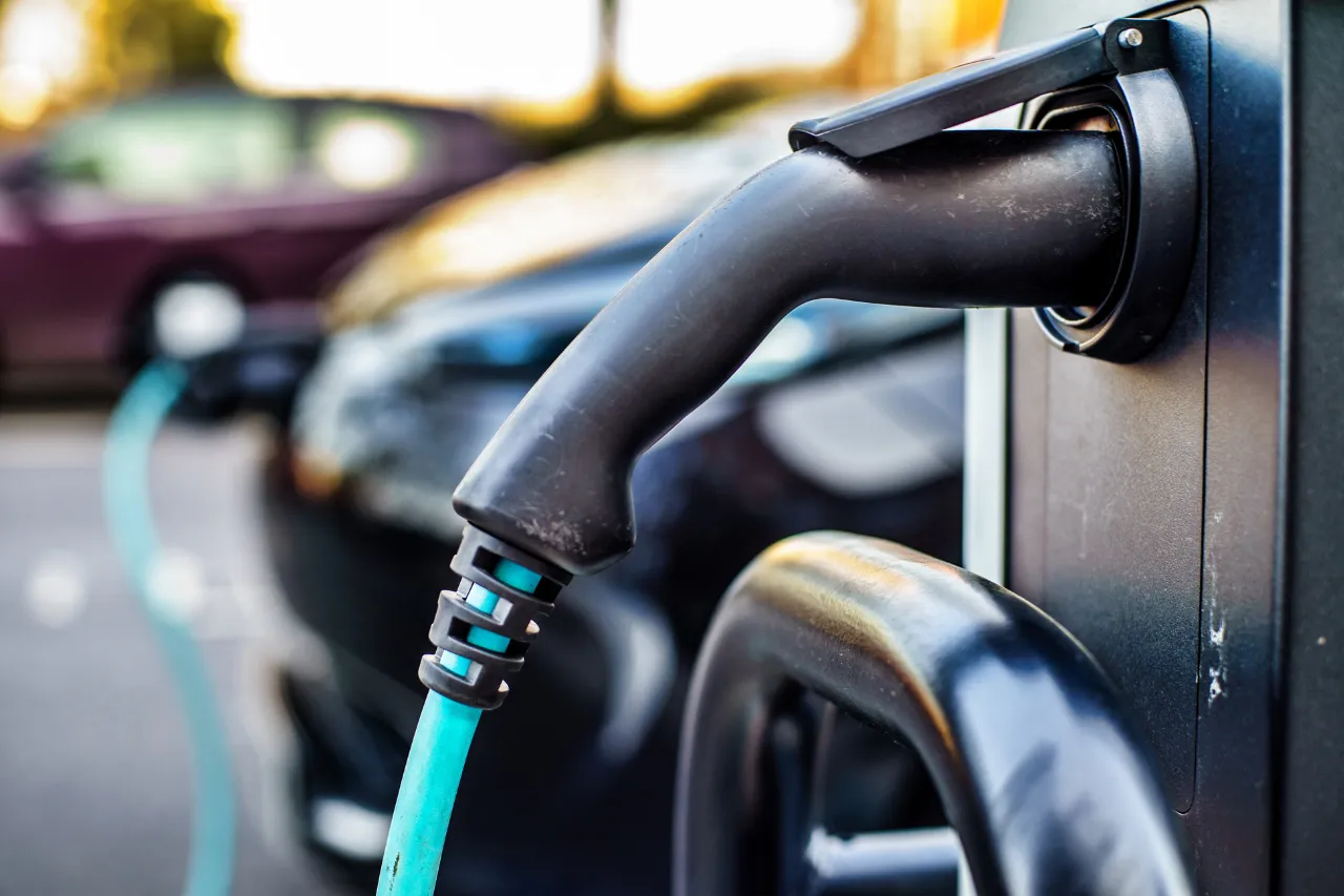 Connettore di ricarica collegato a un’auto elettrica