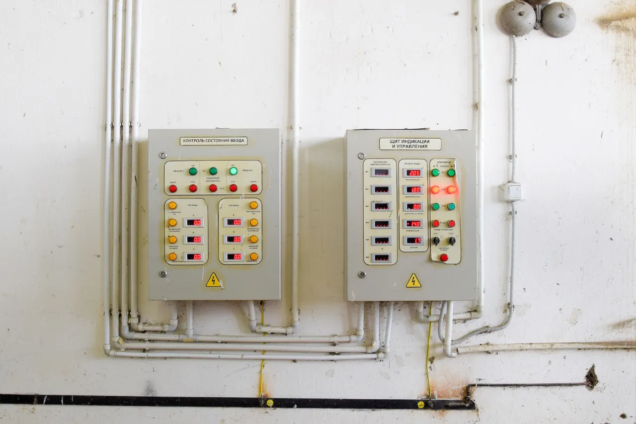 Due quadri elettrici industriali con indicatori luminosi