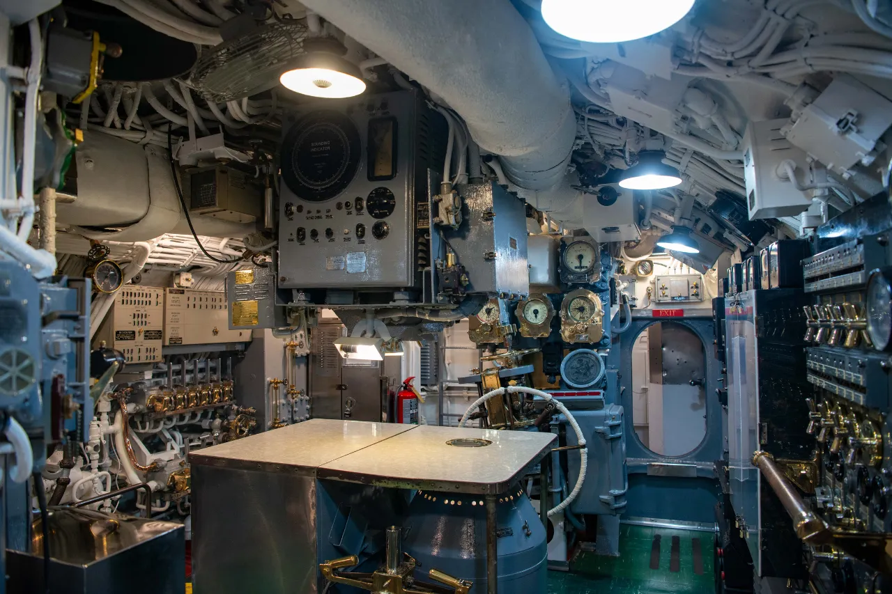 Sala di controllo interna di un sottomarino storico