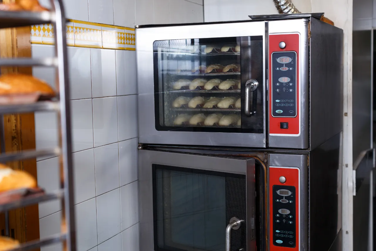 Forno professionale con panini in cottura
