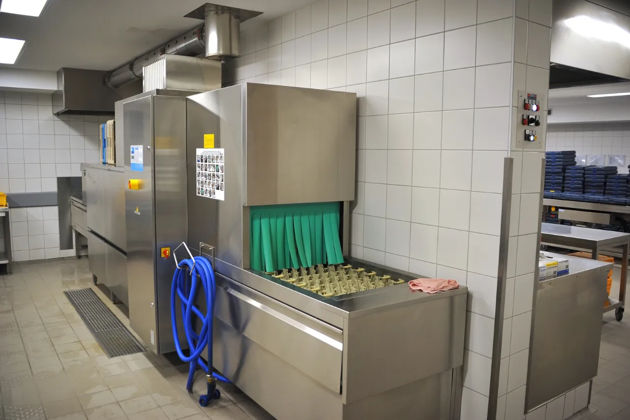 Lavastoviglie industriale in cucina professionale