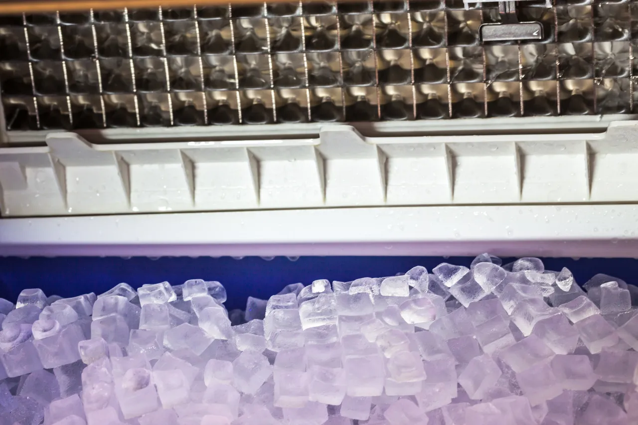 Cubetti di ghiaccio in un produttore di ghiaccio