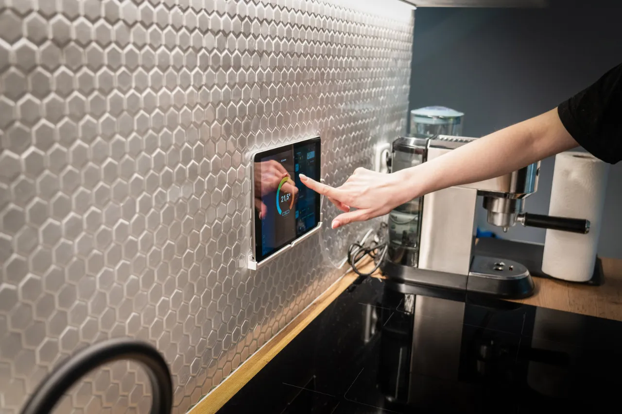 Pannello smart touch in cucina moderna