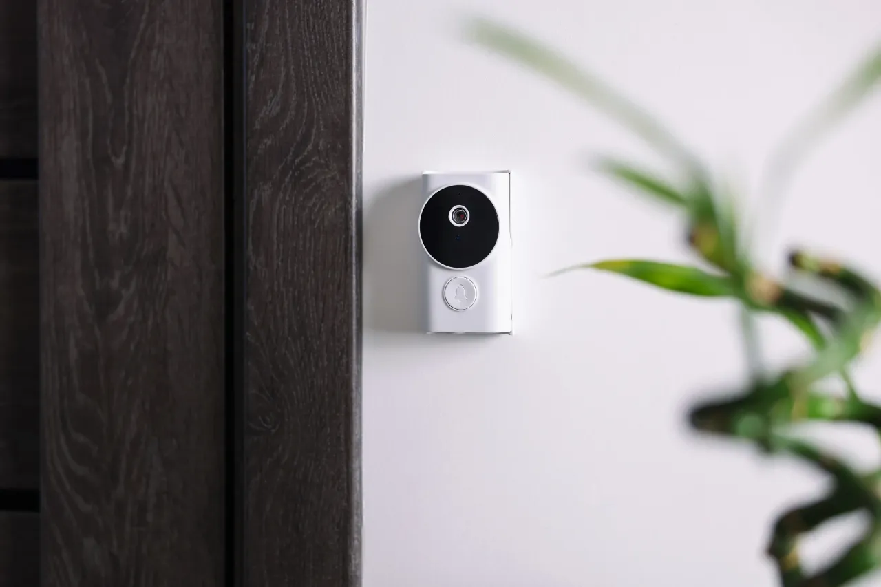 Videocitofono smart montato accanto alla porta