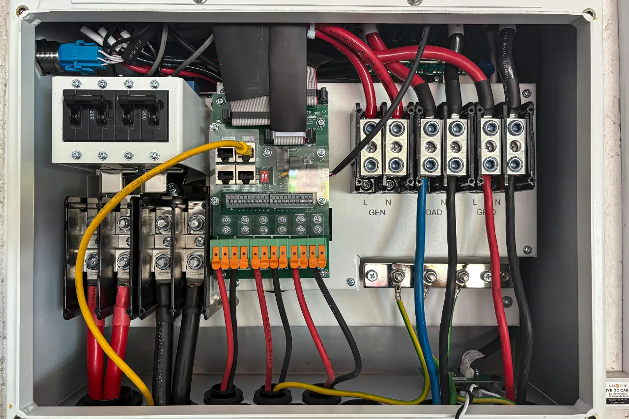 Quadro elettrico con cavi, interruttori e morsetti