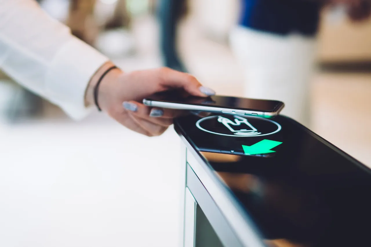 Cliente effettua pagamento contactless con smartphone al terminale