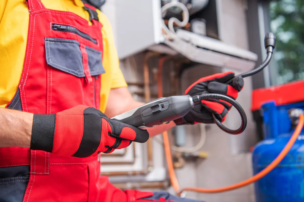 Tecnico controlla impianto di climatizzazione con strumento diagnostico