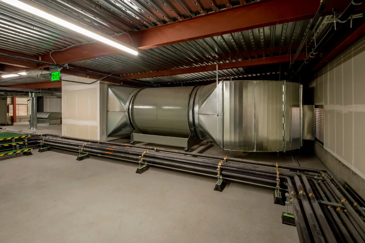 Grande unità HVAC industriale con tubazioni in locale tecnico
