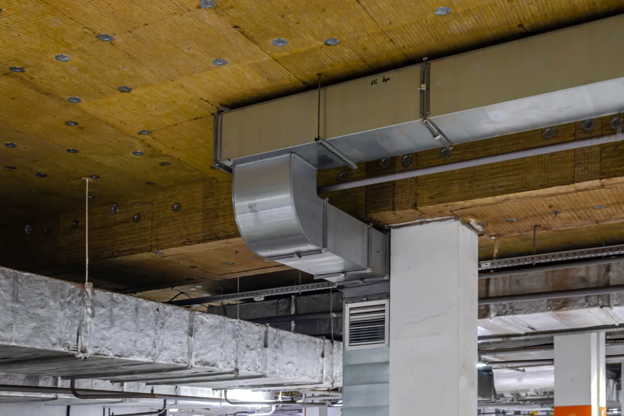 Condotti di ventilazione installati sul soffitto di un edificio