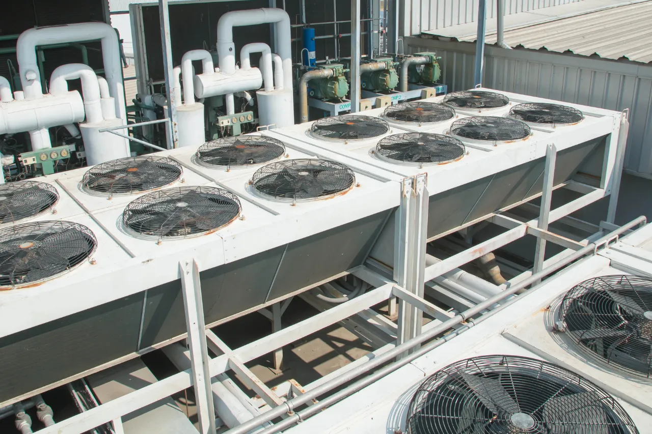 Unità di raffreddamento industriali con ventilatori e tubazioni