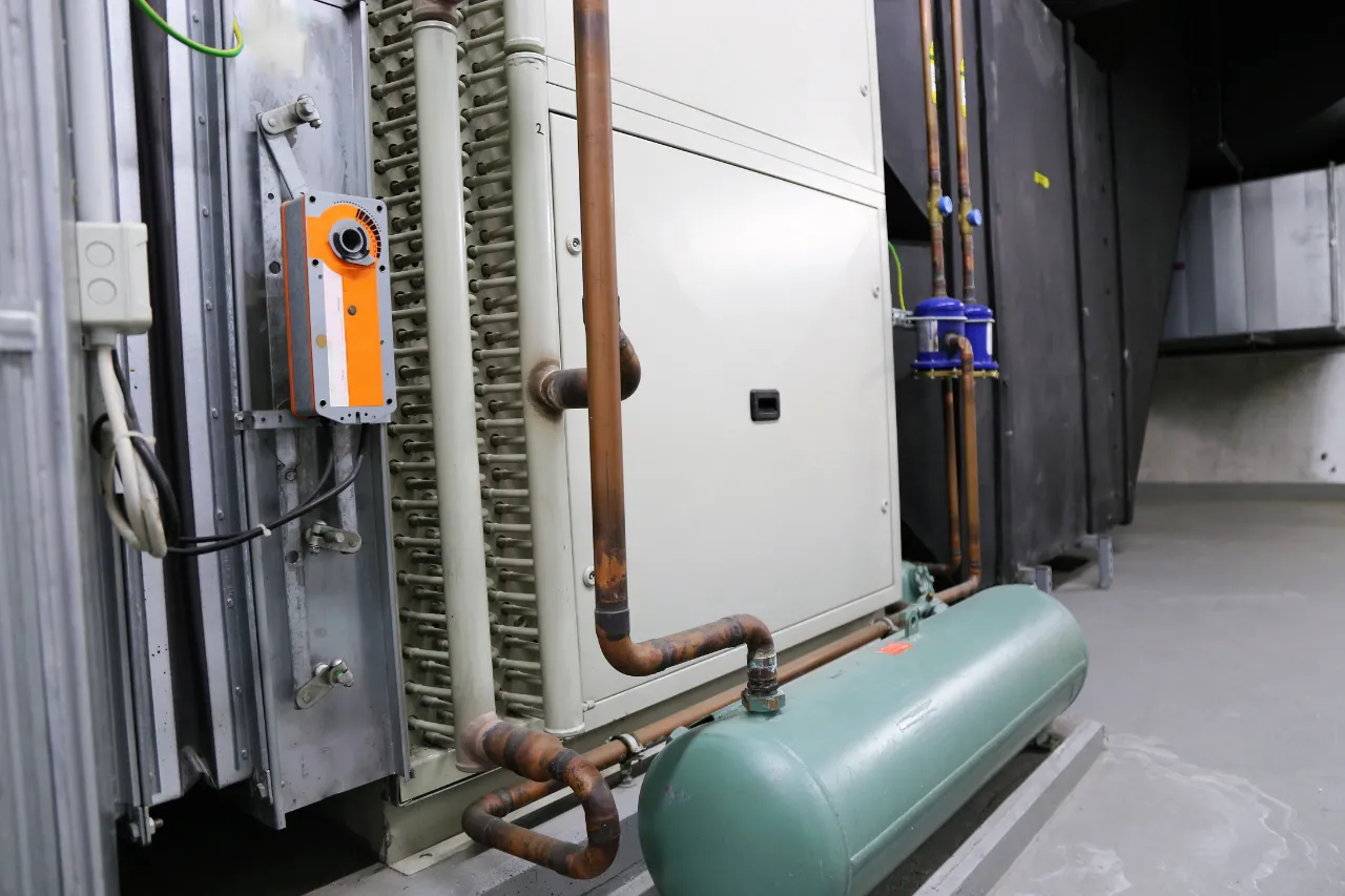 Impianto HVAC industriale con tubazioni e serbatoio