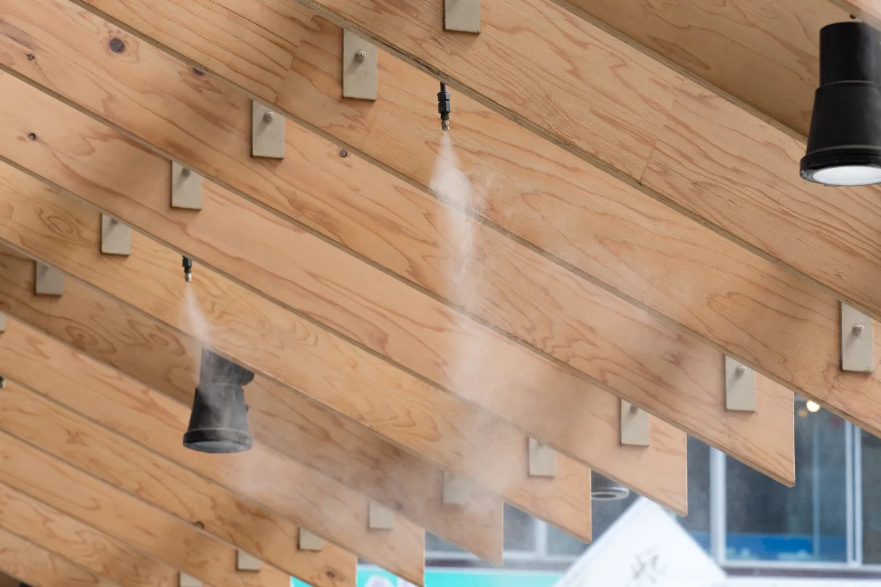 Nebulizzatori sotto soffitto in legno con lampade nere