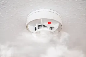 Rilevatore di fumo attivo con spia rossa e fumo