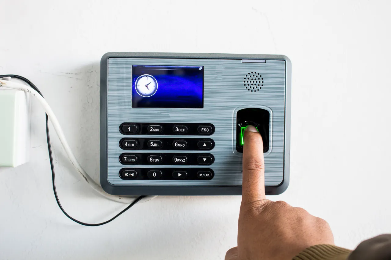 Persona registra impronta su terminale biometrico di controllo accessi