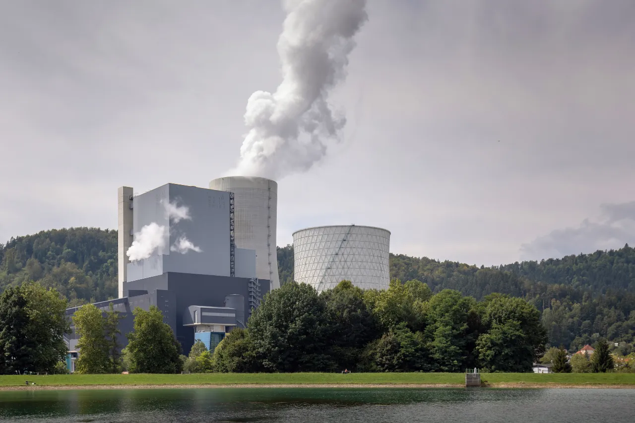 Centrale elettrica con torre di raffreddamento e vapore