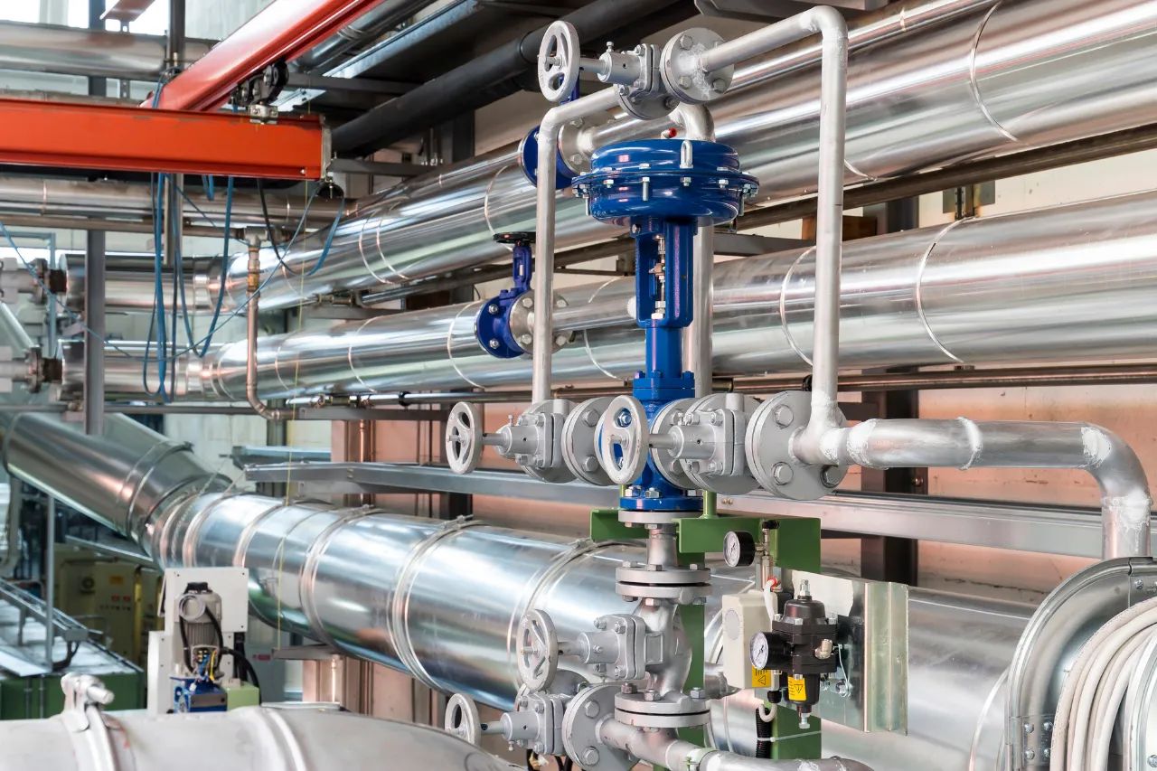 Valvole blu e tubazioni industriali in acciaio inox