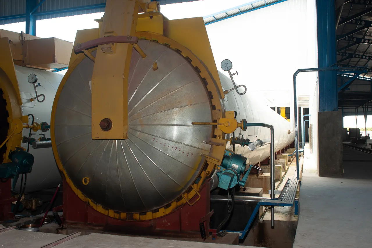 Autoclave industriale cilindrica in un impianto di produzione