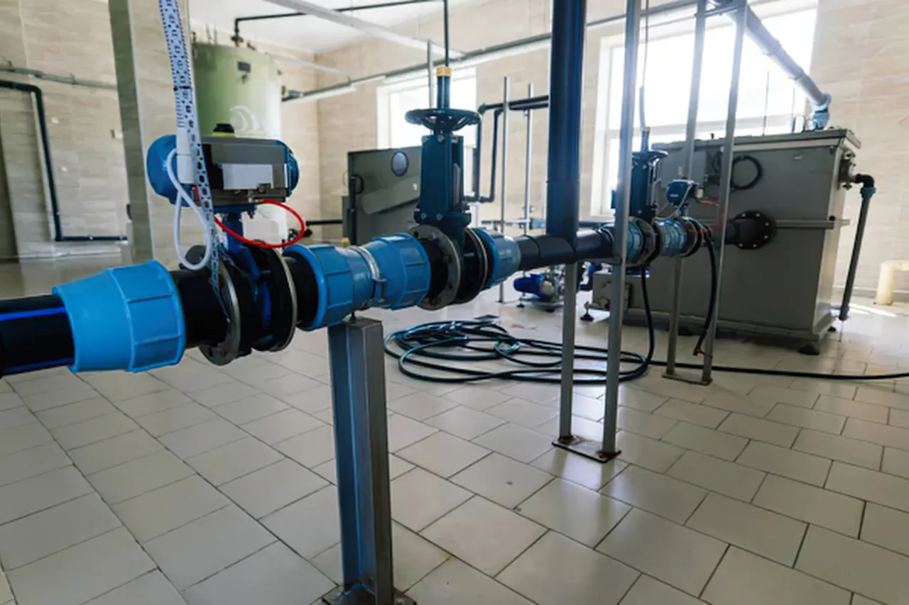 Impianto di trattamento acqua con tubazioni e valvole