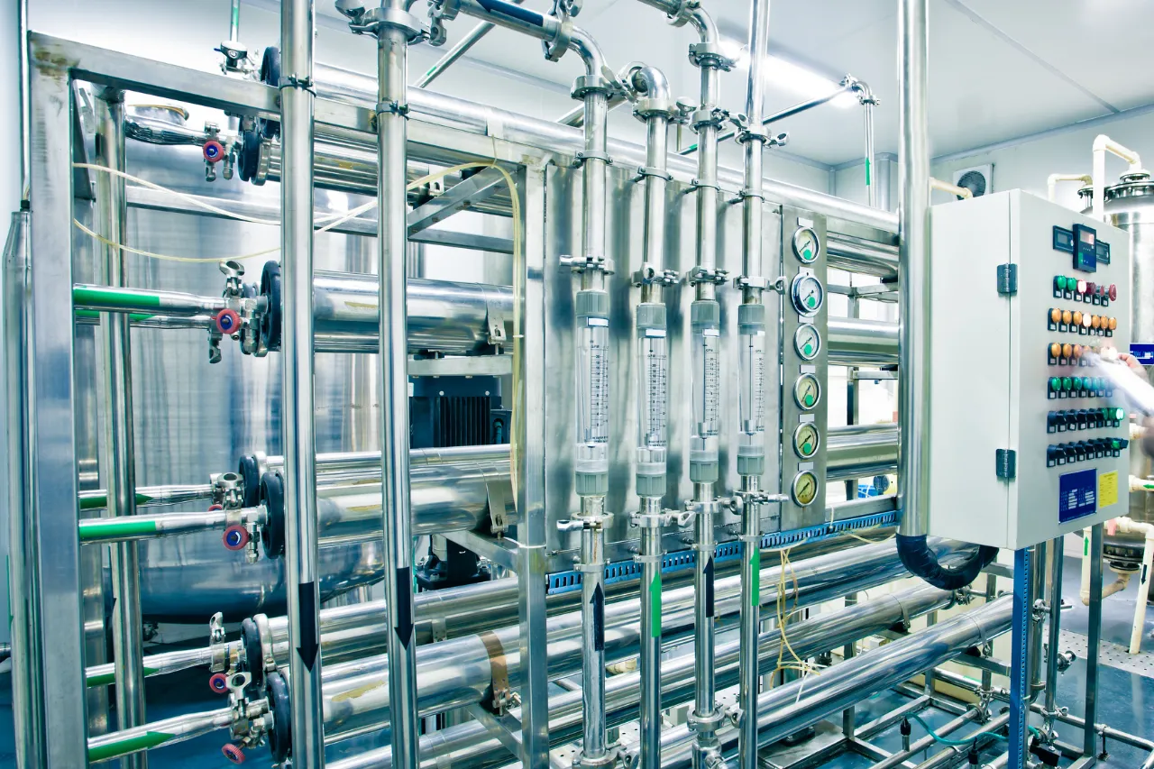Impianto industriale in acciaio con tubazioni e pannello di controllo