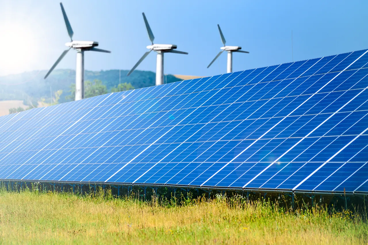 Pannelli solari con turbine eoliche in campagna
