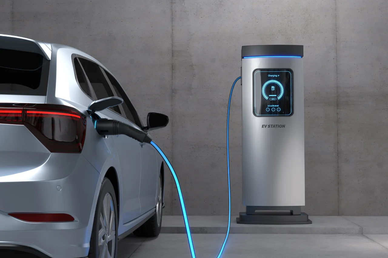 Auto elettrica in ricarica presso colonnina moderna