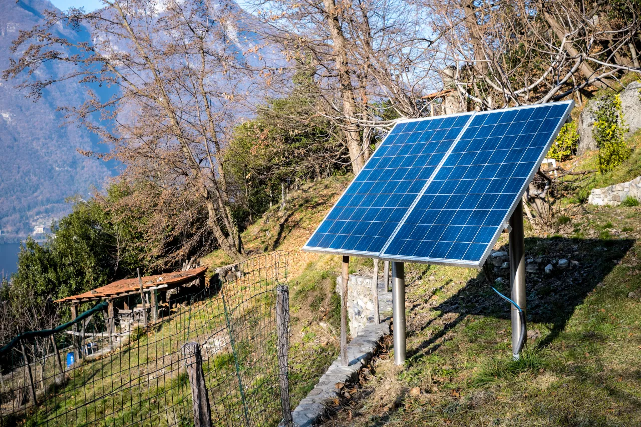 Pannelli solari su pendio rurale montano