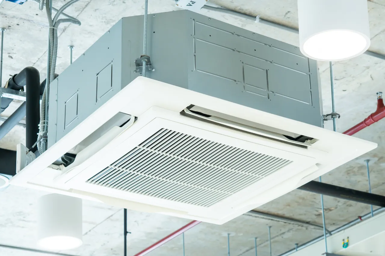 Unità di climatizzazione a soffitto in ambiente commerciale