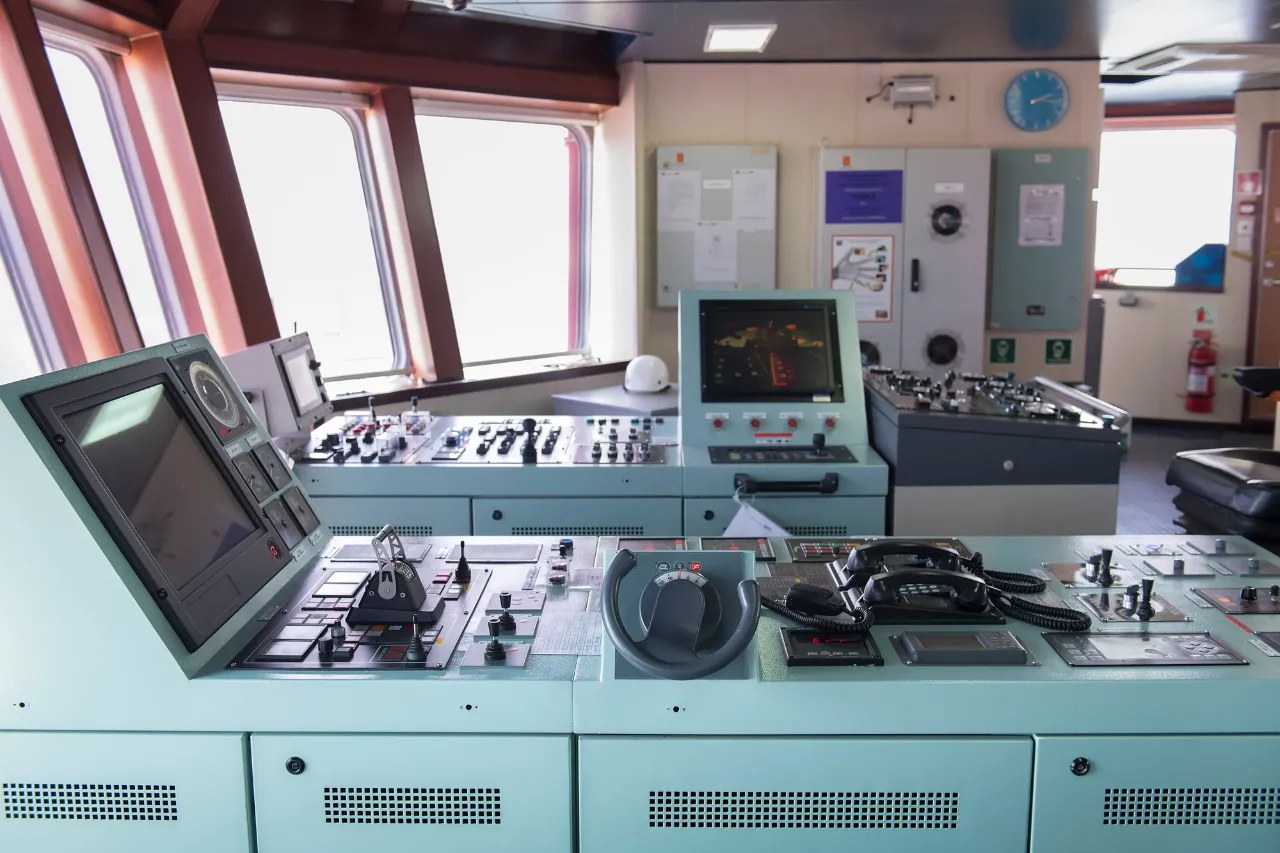 Plancia di comando di una nave con strumenti nautici
