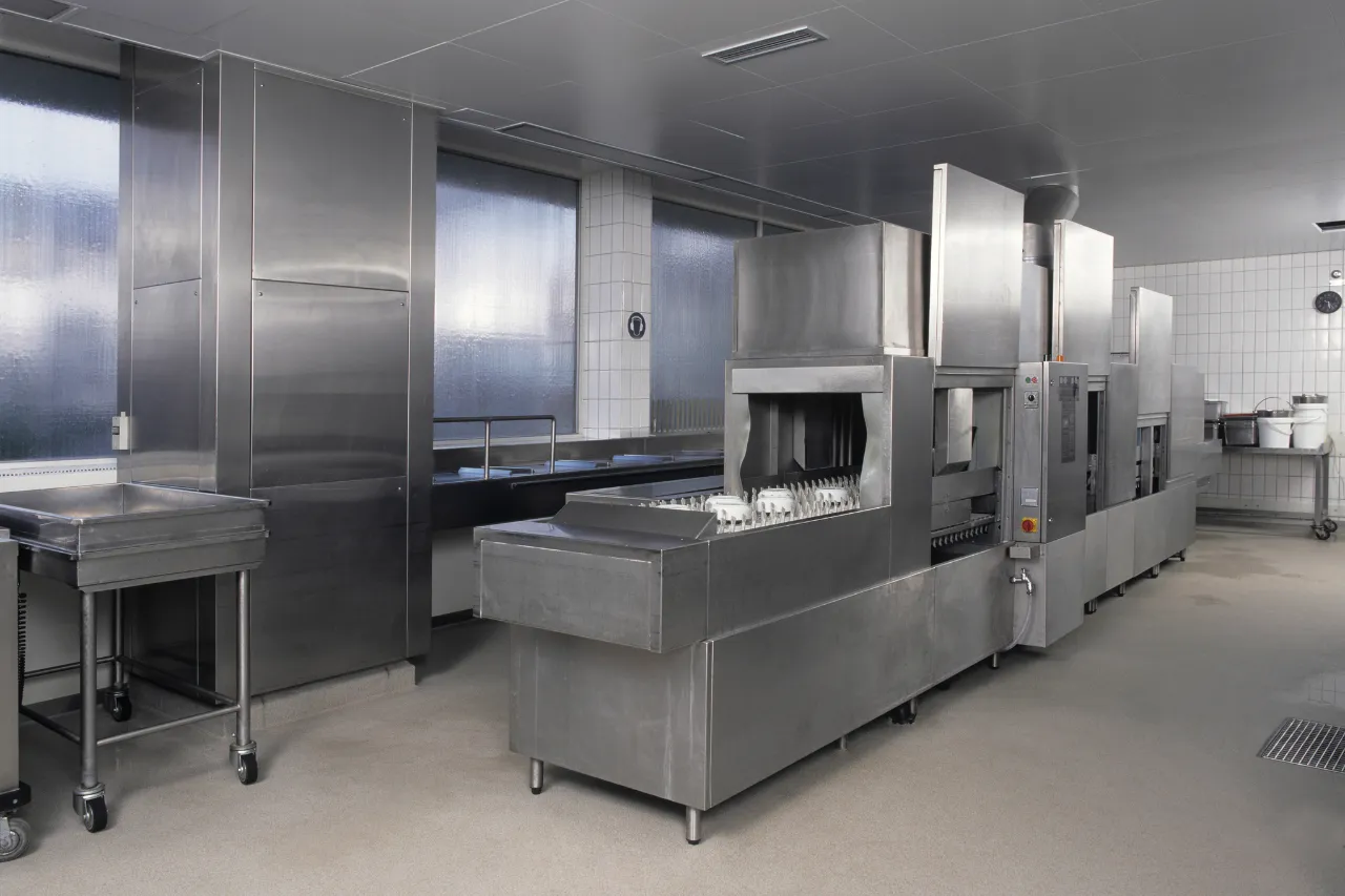 Lavastoviglie industriale in cucina professionale in acciaio inox