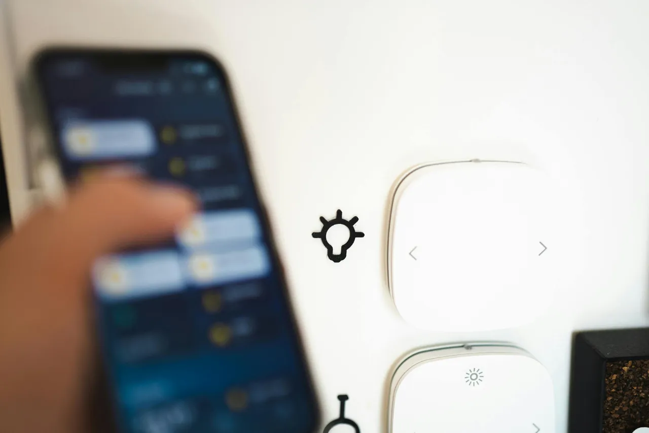 Smartphone controlla interruttori smart per illuminazione domestica