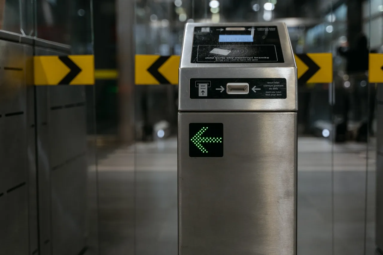 Tornello della metropolitana con freccia verde luminosa