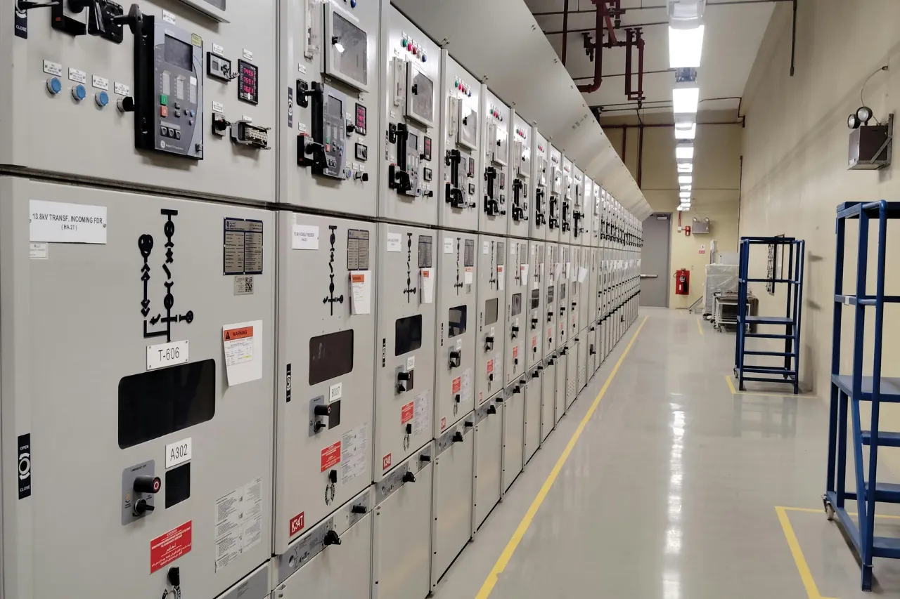 Quadri elettrici industriali in sala di controllo