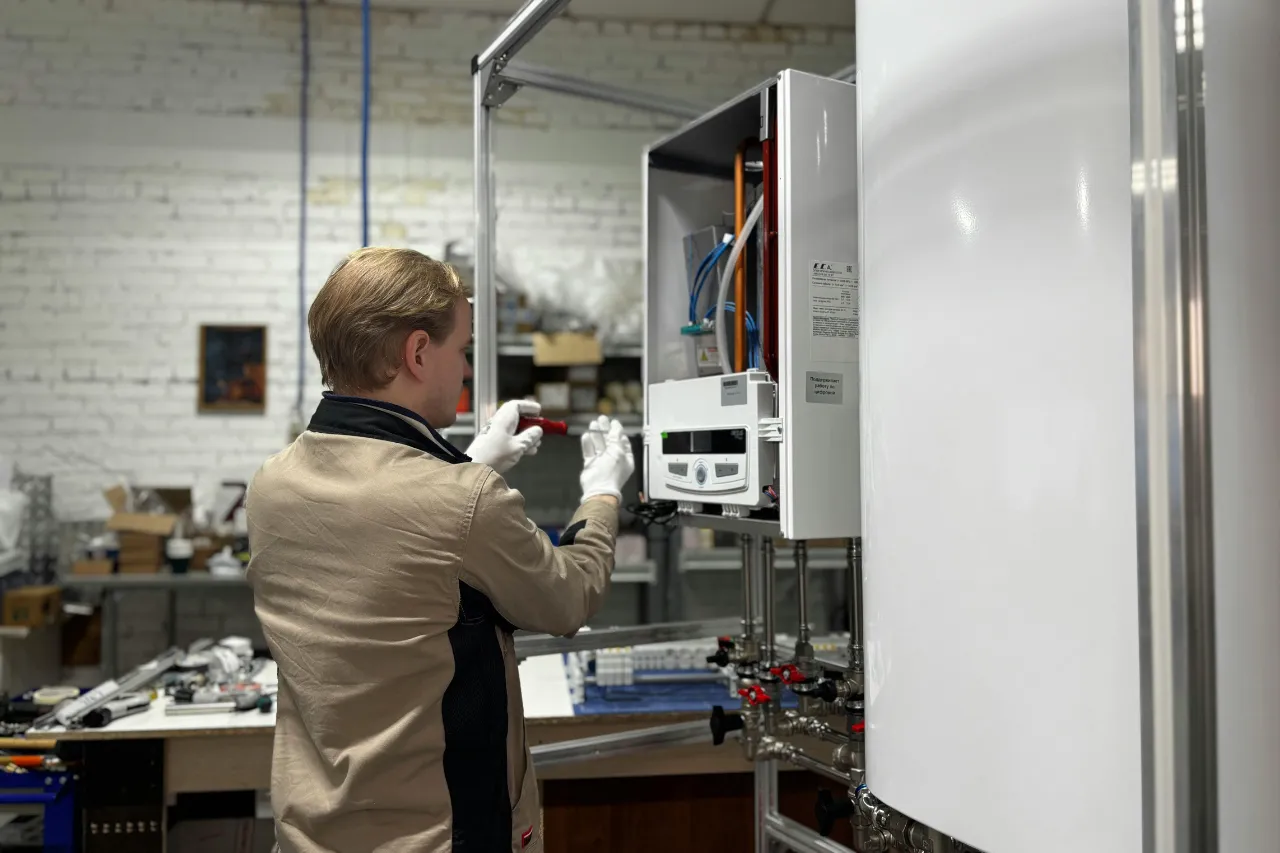 Tecnico controlla un quadro elettrico industriale aperto