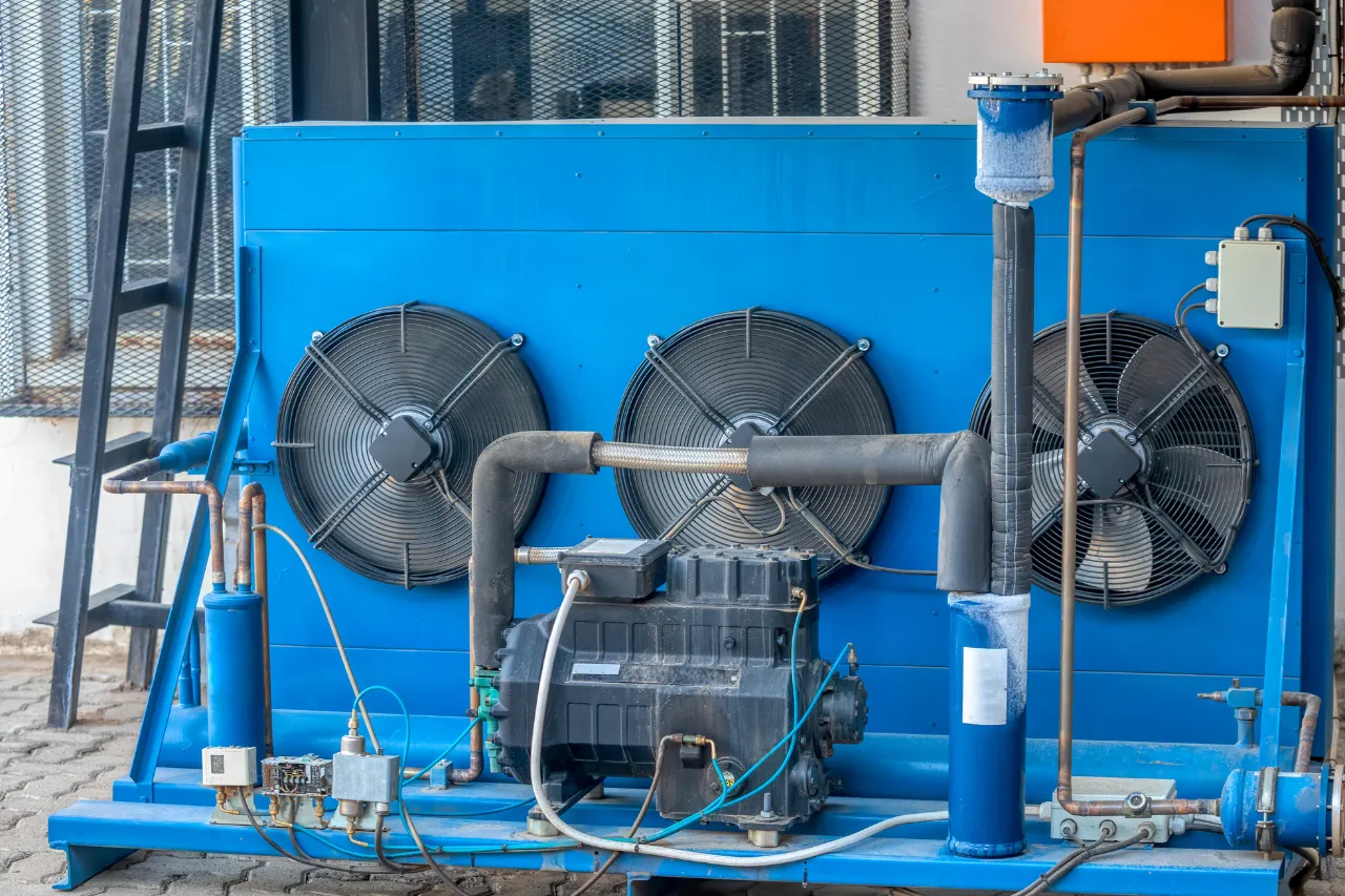 Unità frigorifera industriale blu con ventilatori e compressore