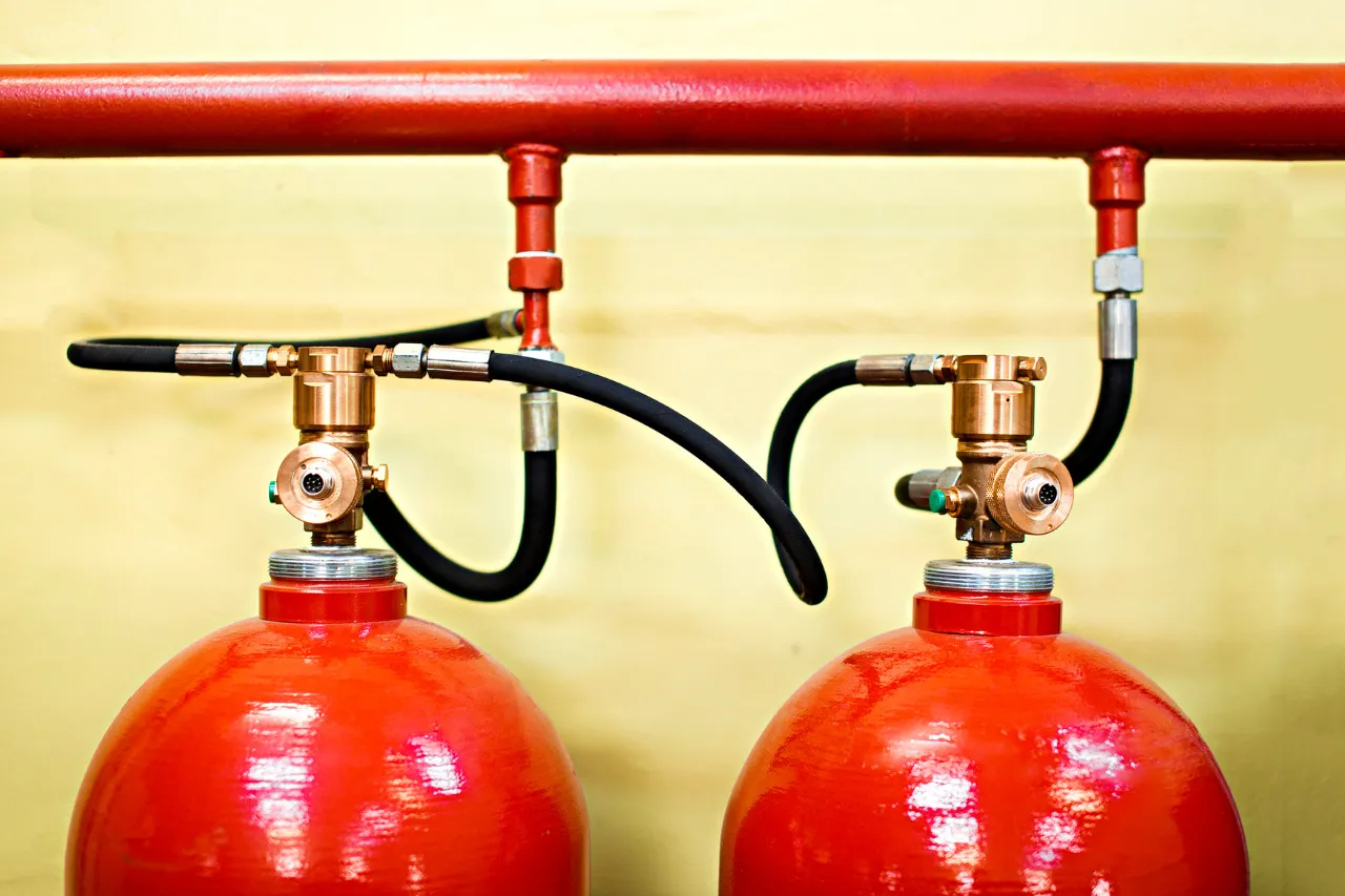 Due bombole antincendio collegate a tubazioni rosse