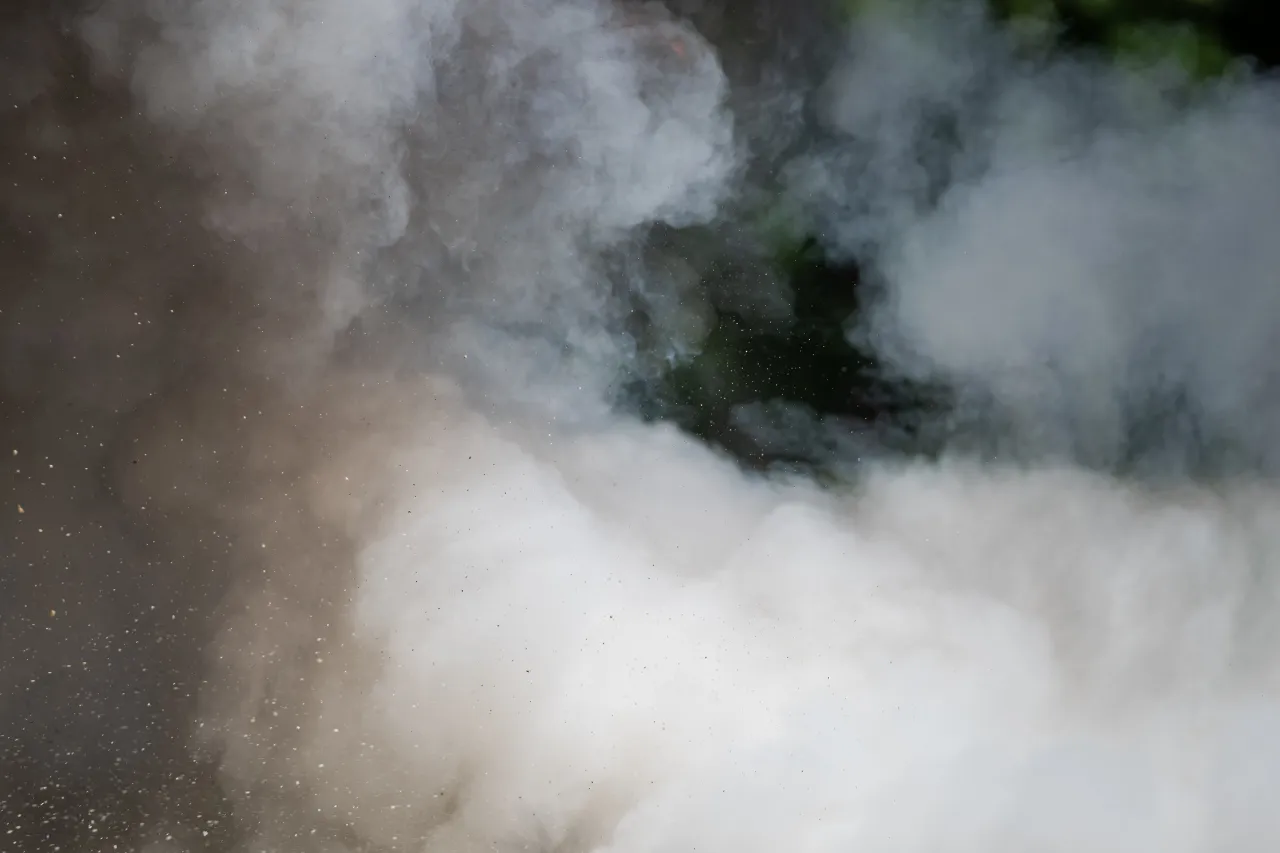 Densa nube di fumo bianco e grigio nell'aria