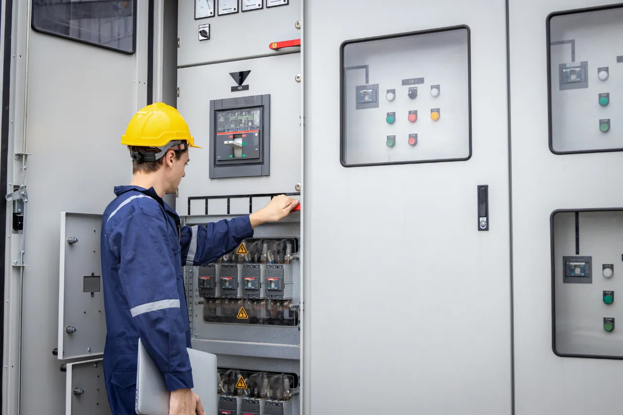 Tecnico controlla un quadro elettrico industriale