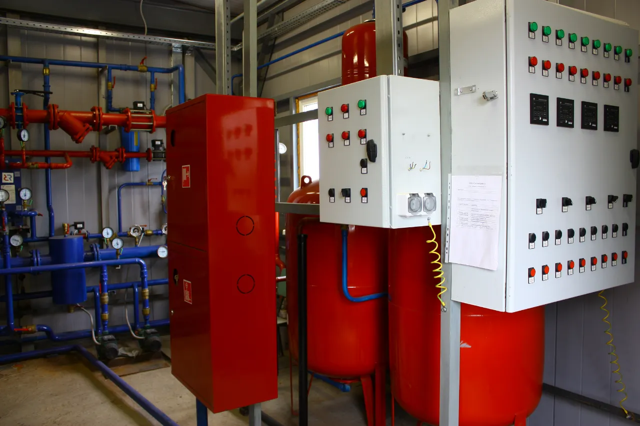 Impianto industriale con serbatoi, tubazioni e quadri elettrici