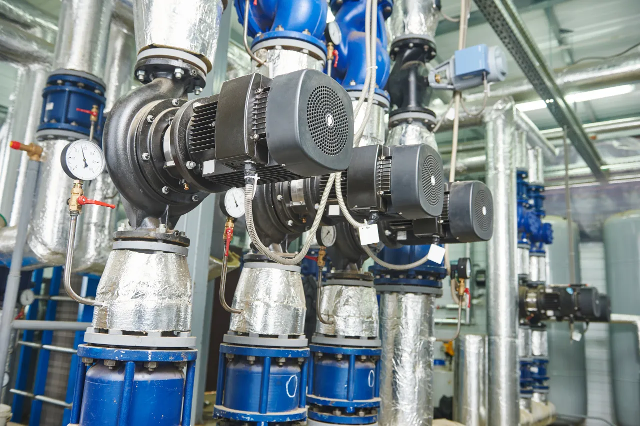 Pompe industriali collegate a tubazioni isolate