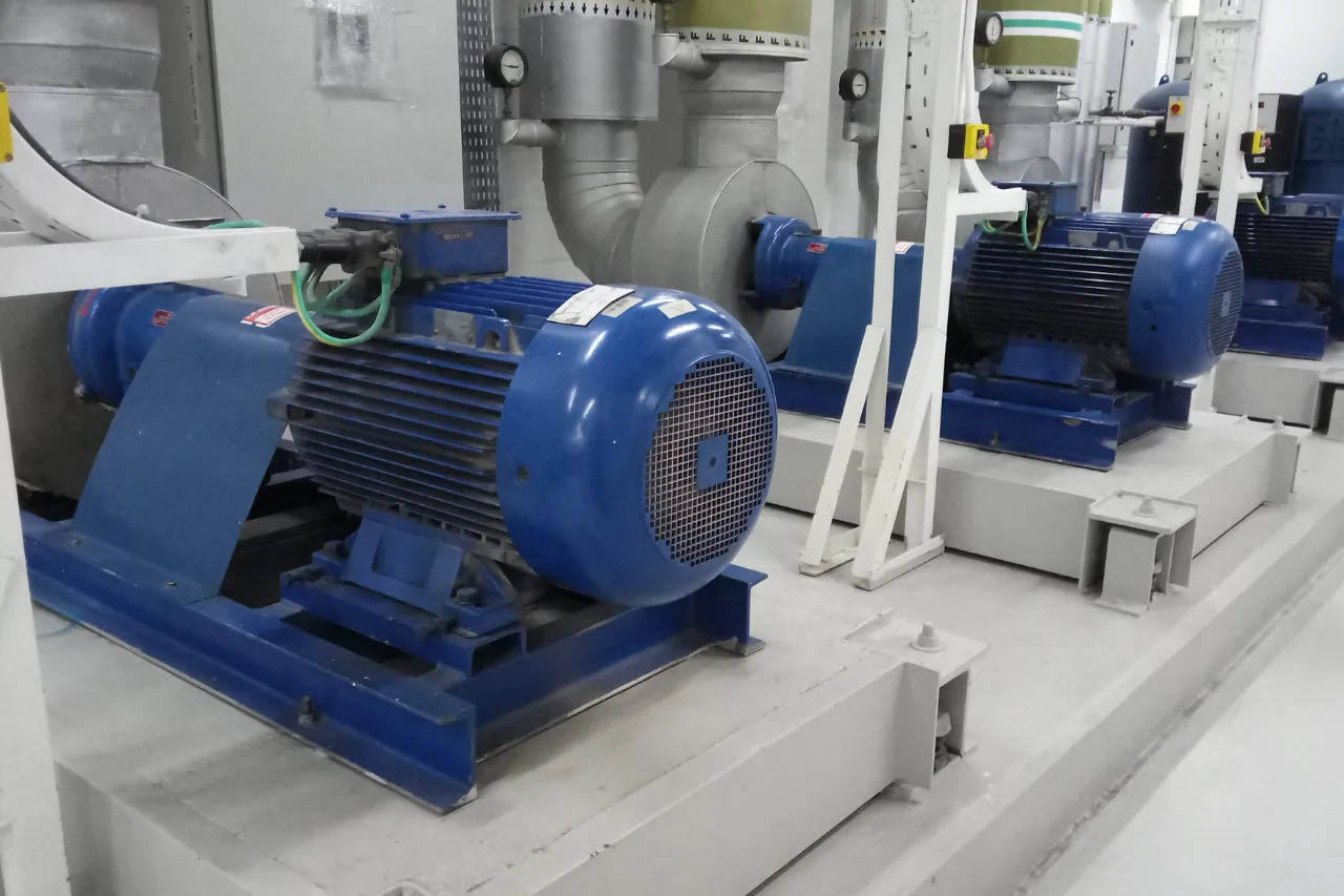 Motori elettrici blu in impianto industriale