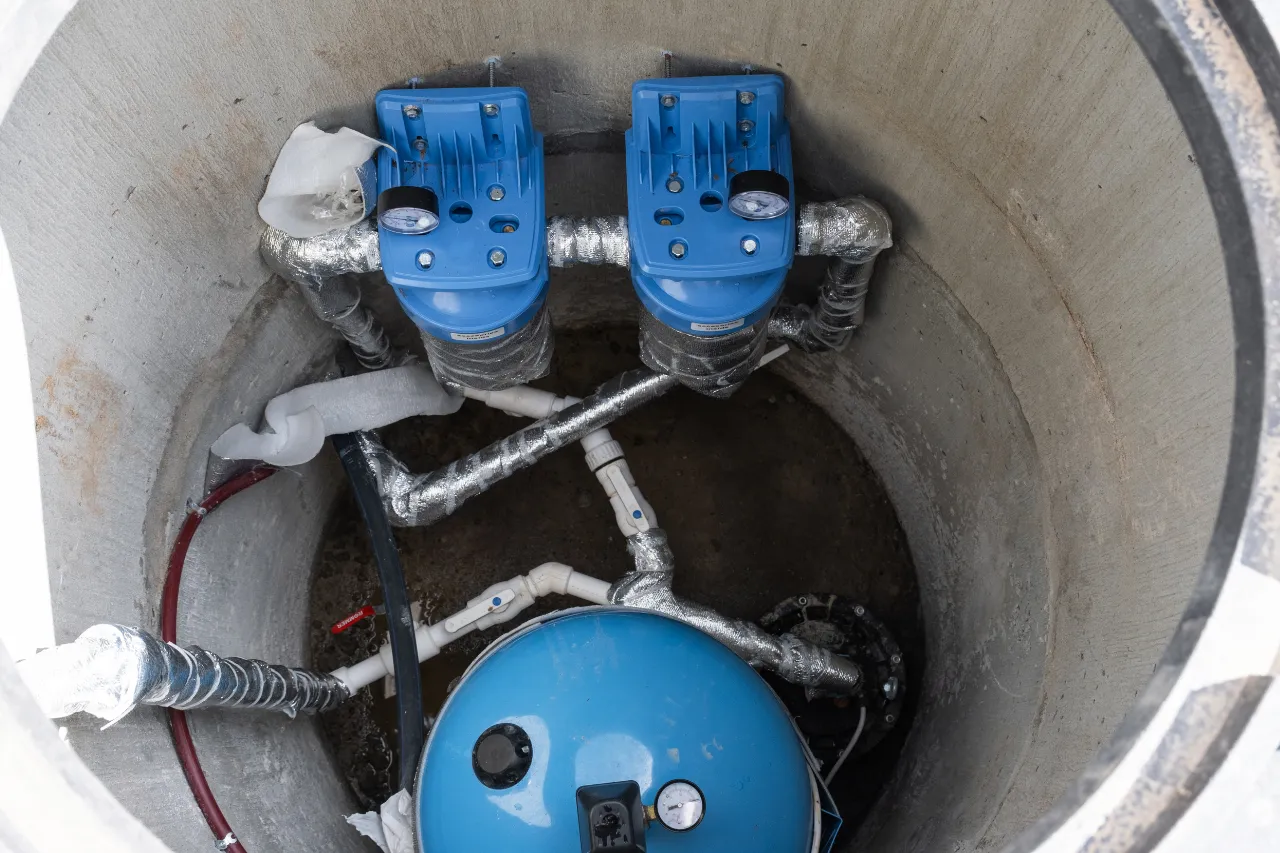 Impianto idraulico con filtri blu in pozzetto circolare