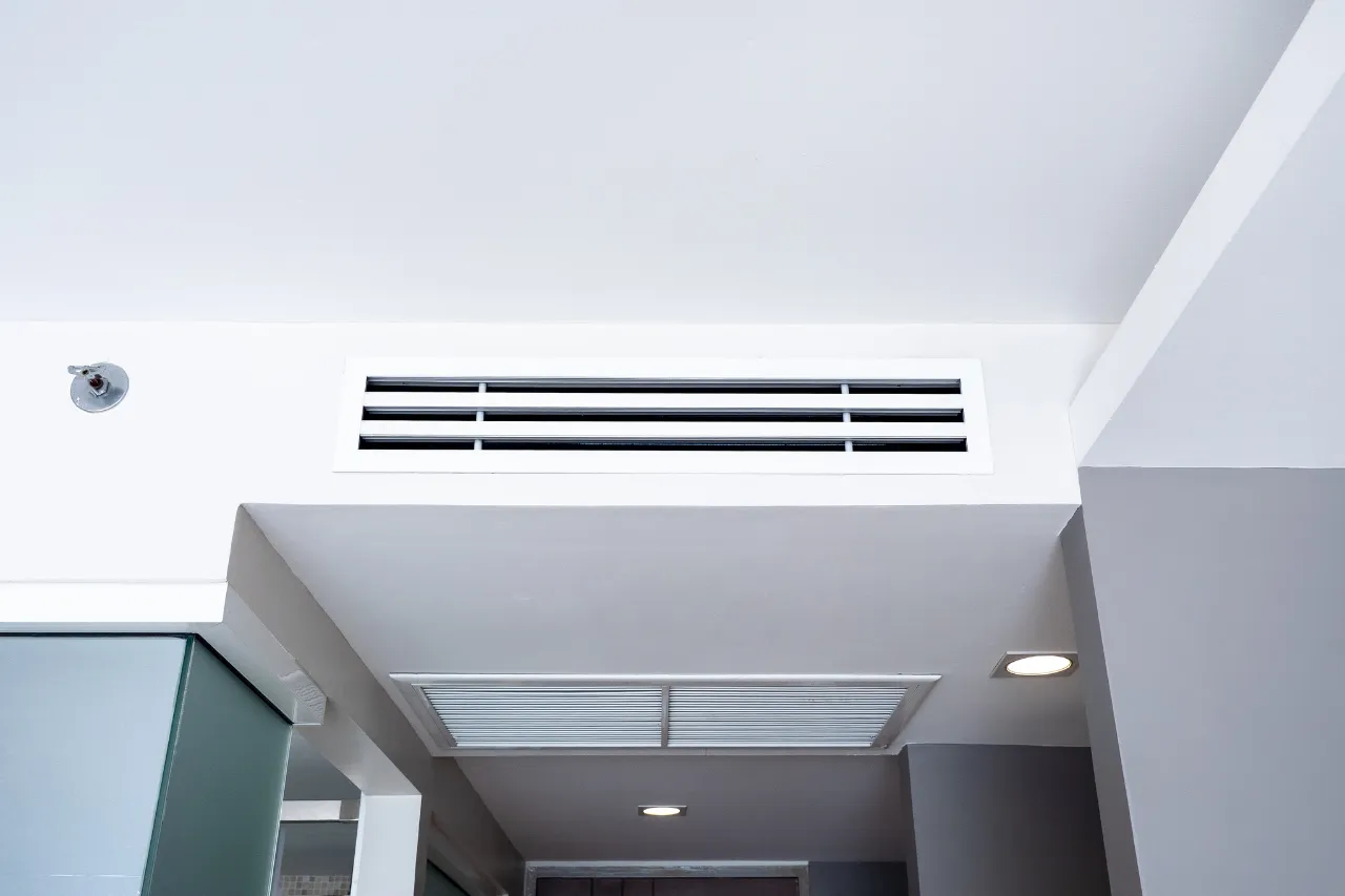 Bocchetta di ventilazione sul soffitto di un bagno