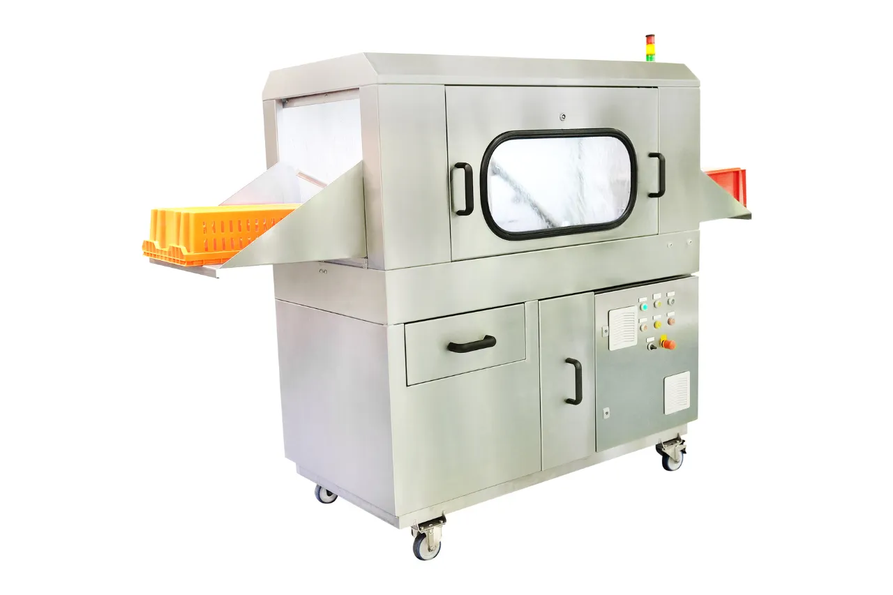 Macchinario industriale inox con nastro e ceste arancioni