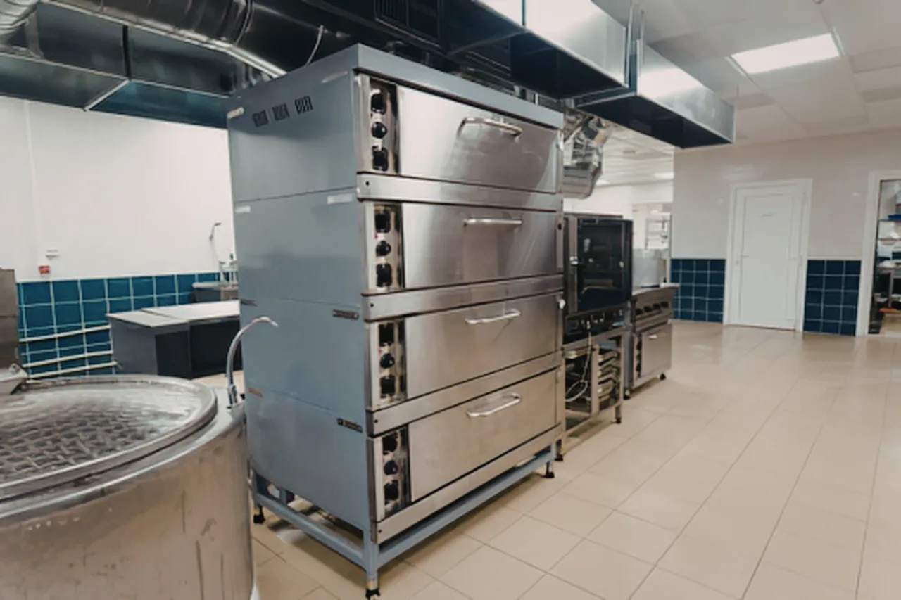 Cucina professionale con forni industriali in acciaio