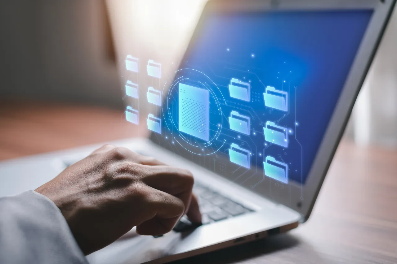 Gestione documenti digitali su laptop con cartelle virtuali